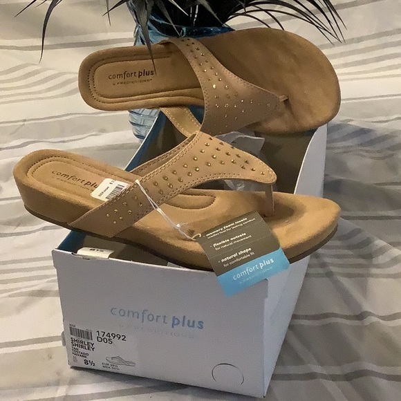 comfort plus by Predictions Shoes - NEW WITH TAG AND BOX.    COMFORT PLUS  Flip Flop Sandals.  8.5 size